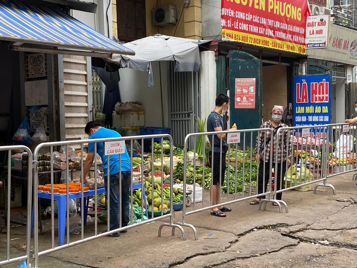 [ẢNH] Người dân ‘nhộn nhịp’ đi chợ ngày rằm Trung thu