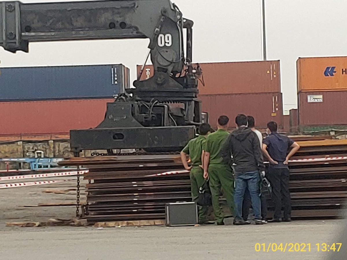 Lực lượng Công an khám nghiệm hiện trường vụ tai nạn.