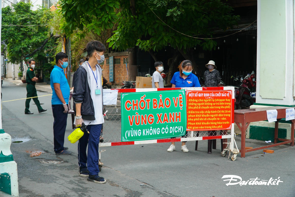 Lực lượng trực chốt gồm người dân trong khu phố, Đoàn thanh niên và các lực lượng khác.
