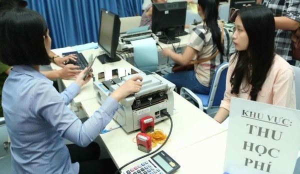 Học phí là nỗi lo của nhiều gia đình.