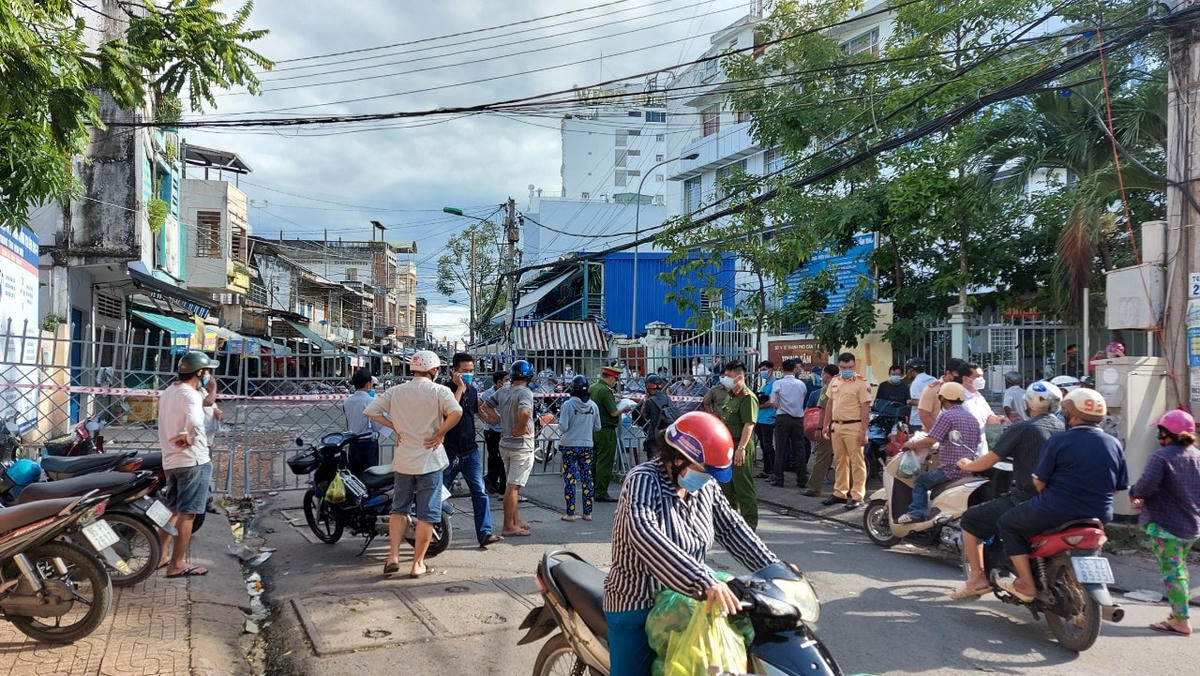 Hàng rào phong toả khu vực chợ Tân An vừa được thiết lập.