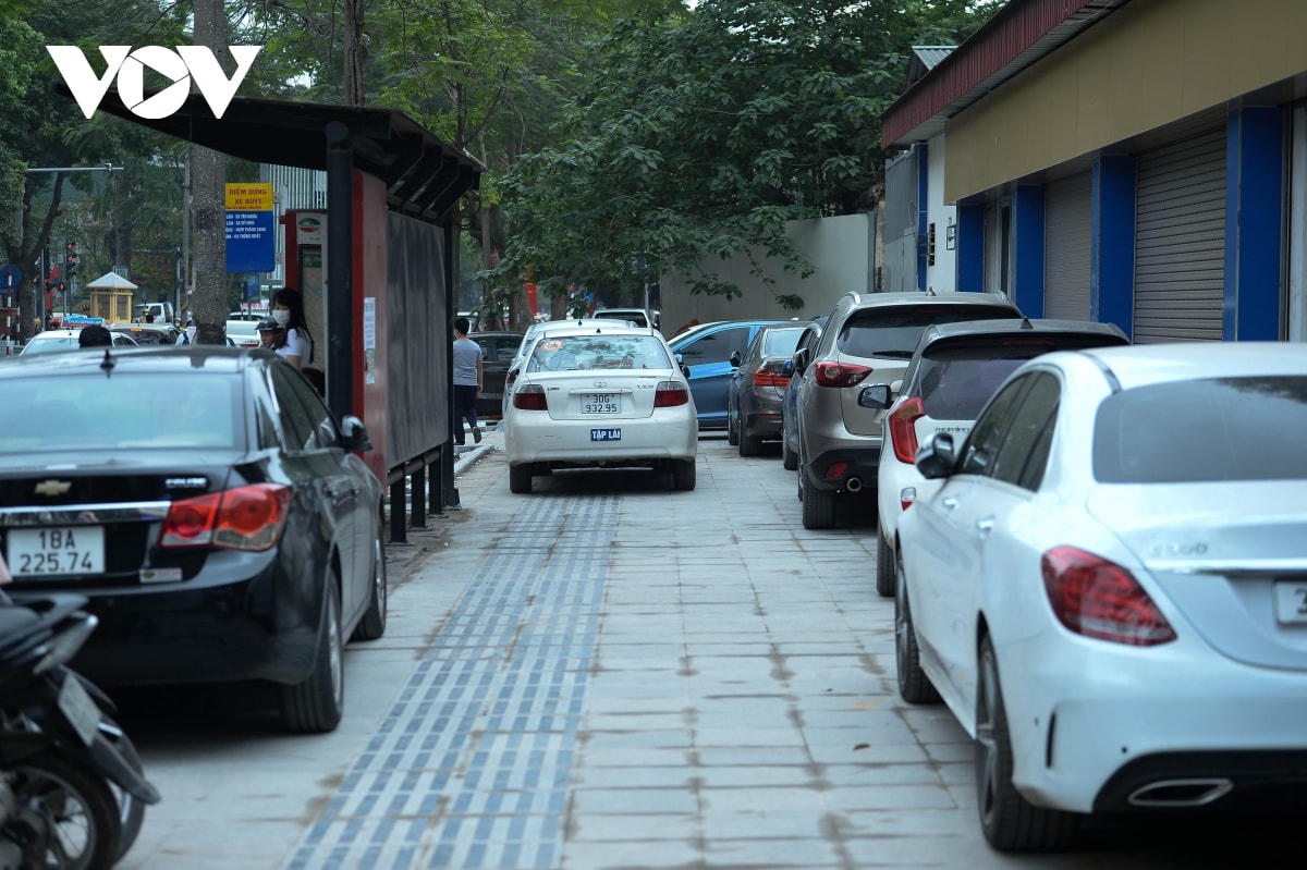 Cũng tại tuyến phố này, vỉa hè bao quanh Bệnh viện Phụ sản Trung ương đã biến thành các bãi trông giữ xe ô tô... 