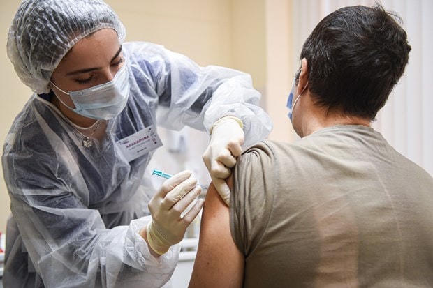 Tiêm vaccine phòng Covid-19 ở Nga. (Ảnh: THX/TTXVN).