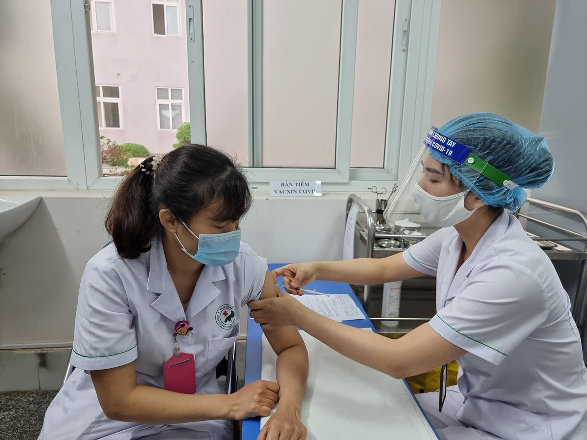 Tiêm vaccine ngừa Covid-19 cho nhân viên y tế.