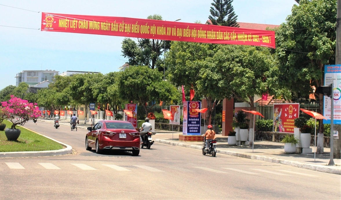 Tuyến đường Hùng Vương treo cờ, khẩu hiệu chào mừng ngày bầu cử.