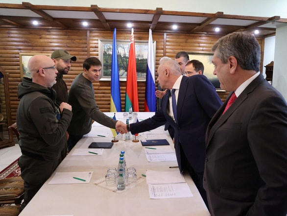 Các quan chức Nga và Ukraine tại bàn đàm phán ở biên giới Ba Lan - Belarus ngày 3/3. Ảnh: Reuters.