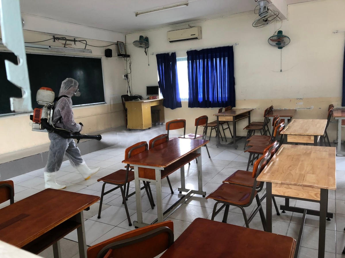 Trường học ở TP HCM liên tục được phun khử khuẩn, đảm bảo vệ sinh an toàn.