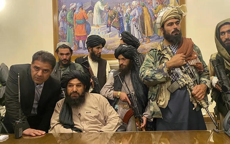 Các tay súng Taliban giành quyền kiểm soát dinh tổng thống Afghanistan sau khi Tổng thống Afghanistan Ashraf Ghani rời khỏi đất nước, ngày 15/8.