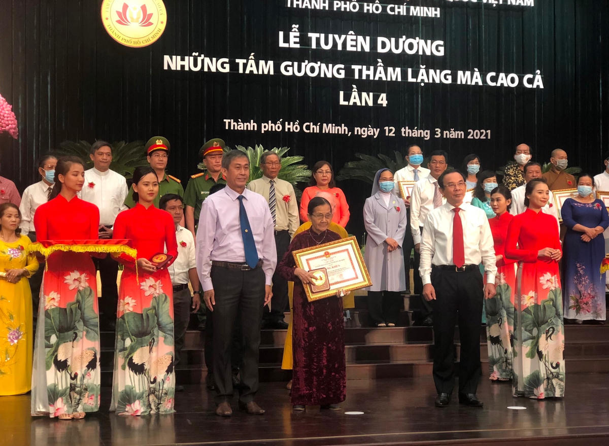 Bí thư Thành ủy TP HCM Nguyễn Văn Nên tặng Bằng khen và Huy hiệu cho những tấm gương thầm lặng mà cao cả tại buổi lễ.