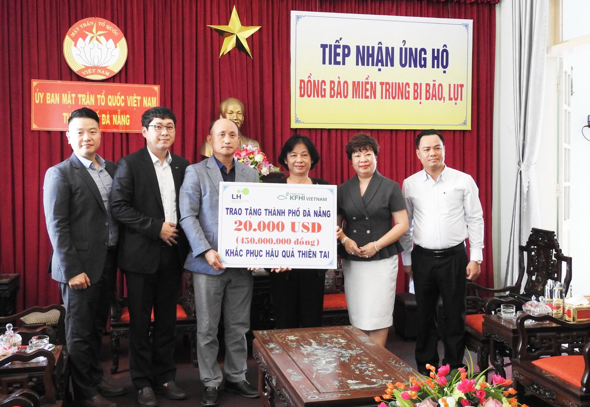 Chủ tịch Ủy ban MTTQ Việt Nam TP Đà Nẵng, tiếp nhận hỗ trợ khắc phục hậu quả bão lụt từ đại diện Tập đoàn LH. Ảnh Thanh Tùng.