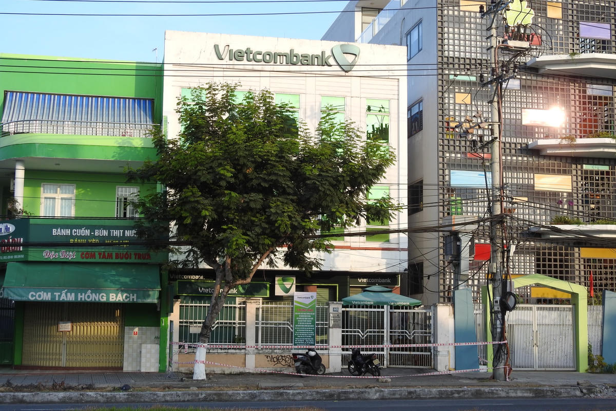 Trung tâm Y tế quận Sơn Trà đề nghị những ai đã đến chi nhánh Vietcombank ở số 445 đường Ngô Quyền từ 13h ngày 14/5, liên hệ ngay với cơ sở y tế gần nhất. Ảnh: Bình Nguyên.