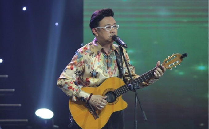 Nghệ sĩ Chí Tài chơi guitar. (Nguồn: Sưu tầm).