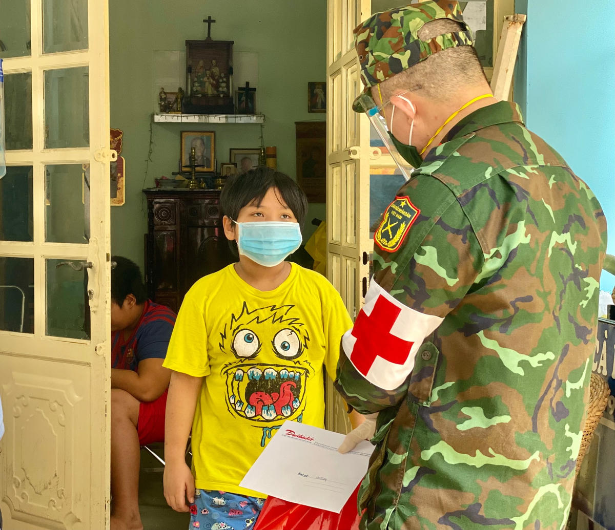 Ánh mắt của các cháu nhìn chúng tôi qua lớp khẩu trang như gửi đến một nụ cười. Ảnh: Nguyên Vũ.