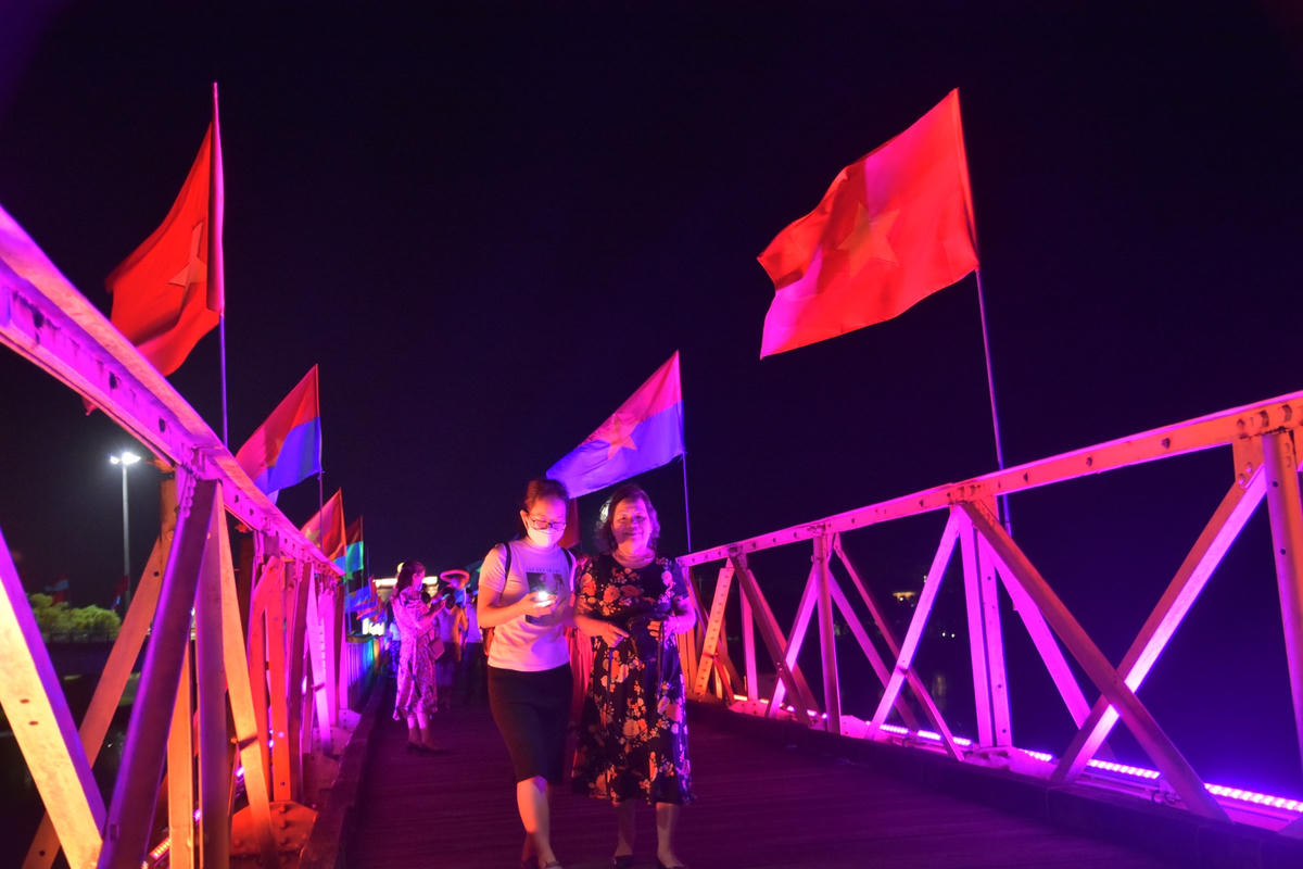 Hệ thống điện chiếu sáng, âm thanh tại Nghĩa trang liệt sĩ quốc gia Trường Sơn có tổng mức đầu tư hơn 27 tỉ đồng; Thành Cổ Quảng Trị hơn 12 tỉ đồng và Khu di tích Quốc gia đặc biệt đôi bờ Hiền Lương – Bến Hải hơn 20 tỉ đồng. Theo ghi nhận của PV, tối 27/4, rất đông người dân, du khách đã đến tham quan tại Khu di tích Quốc gia đặc biệt đôi bờ Hiền Lương - Bến Hải.