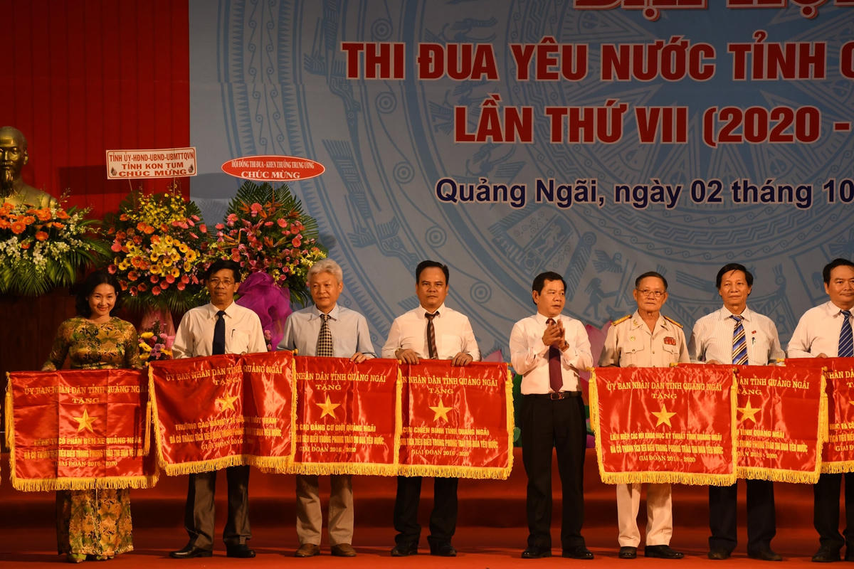 Lãnh đạo tỉnh Quảng Ngãi tặng Cờ thi đua cho các tập thể.