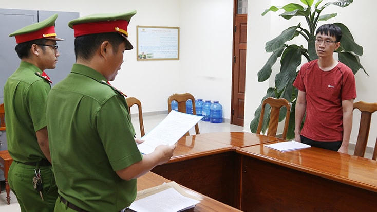 Cơ quan Công an điều tra đọc lệnh tạm giữ hình sự đối với Dương Minh Phú.