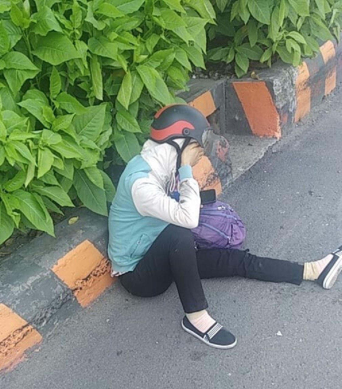 Vợ nạn nhân ôm mặt khóc. Ảnh: TL