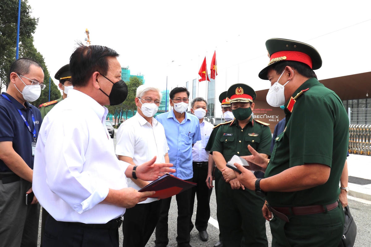 Đoàn công tác của Bộ Quốc phòng kiểm tra hoạt động điều trị bệnh nhân Covid-19 tại một Bệnh viện dã chiến của Bình Dương.