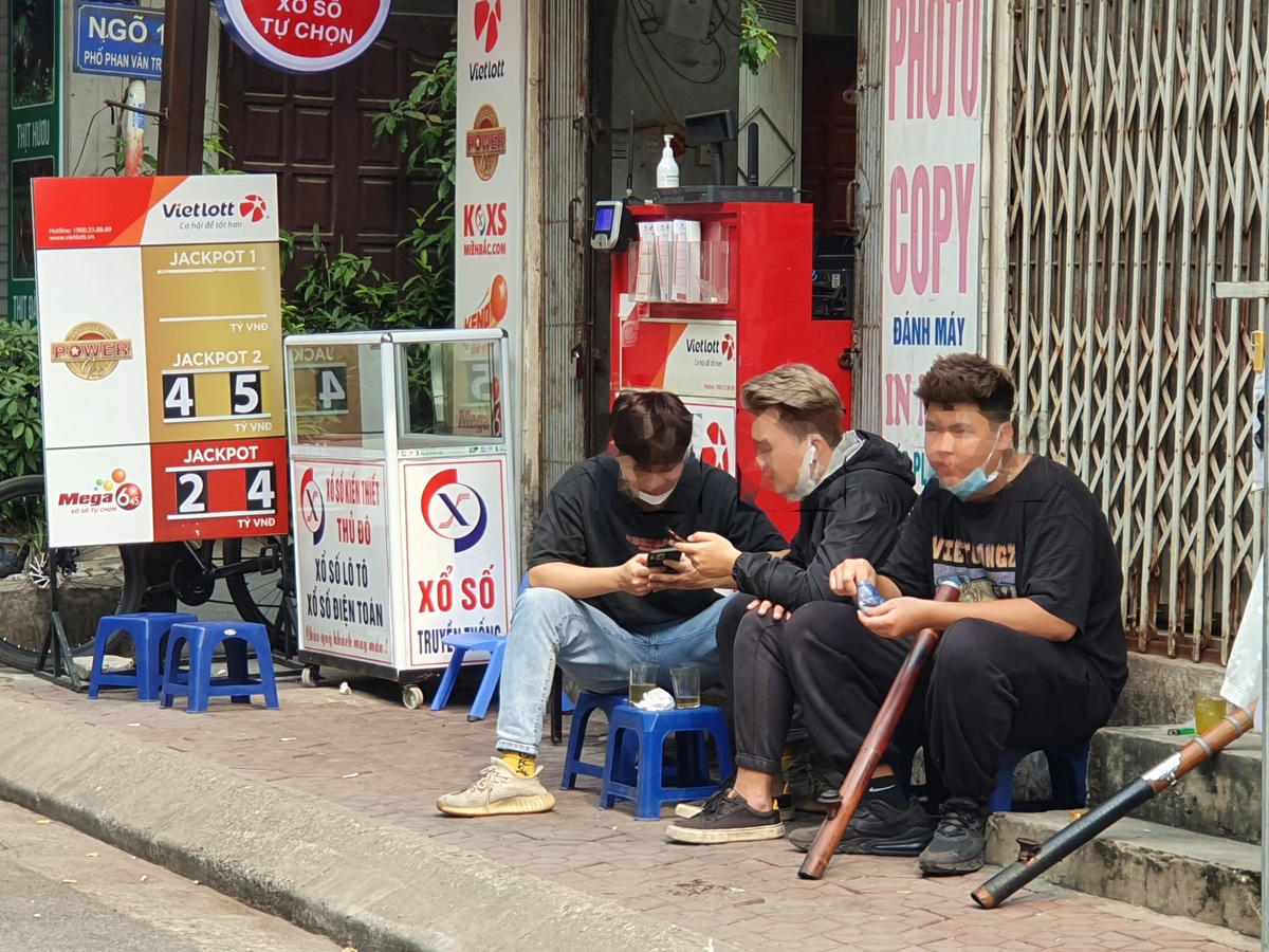 Dù liên tục được khuyến cáo thực hiện các biện pháp 5K, nhưng thói quen tụ tập đông người vẫn tiếp diễn, bất chấp những nguy cơ lây lan dịch bệnh.