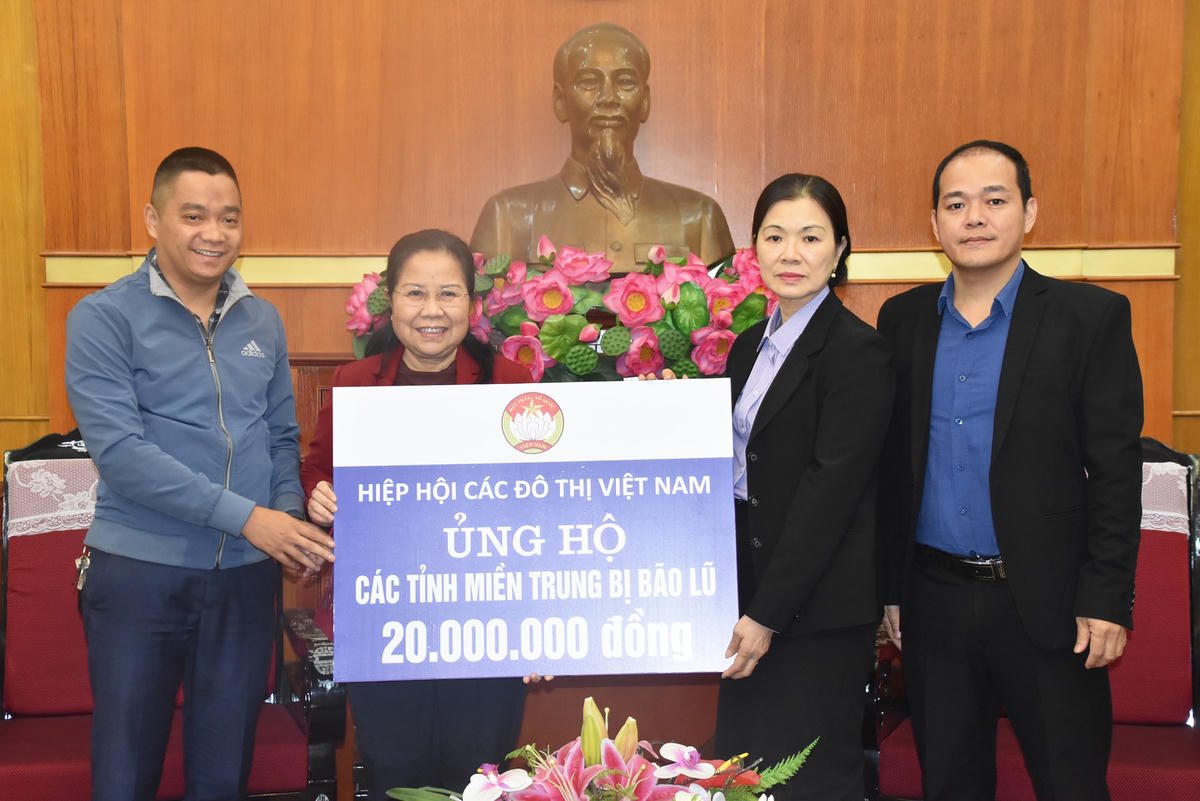 Phó Chủ tịch Trương Thị Ngọc Ánh tiếp nhận ủng hộ từ Hiệp hội các Đô thị Việt Nam.
