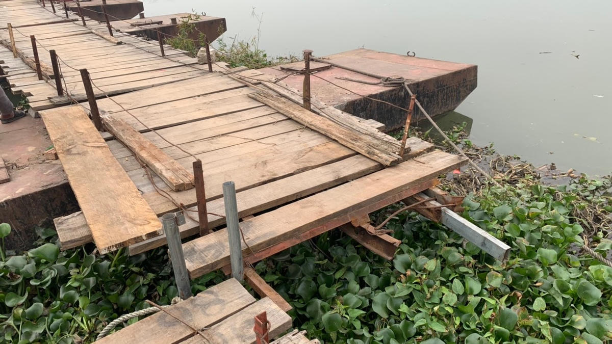 Các tấm tôn, sắt trên cầu đã bị hoen, rỉ.