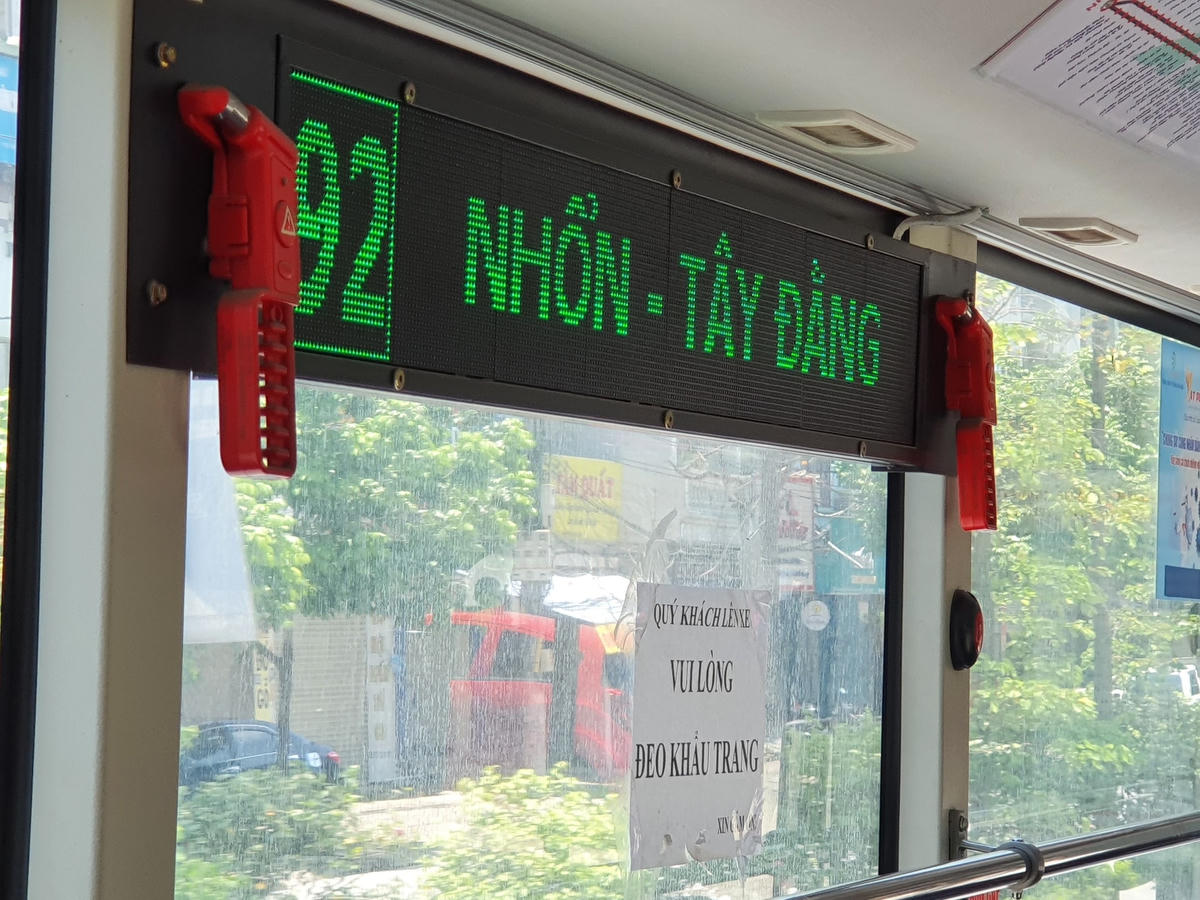 Trên các chuyến xe đều dán yêu cầu đeo khẩu trang, hệ thống loa phát thanh trên xe cũng liên tục tuyên truyền về các biện pháp phòng chống dịch Covid-19.