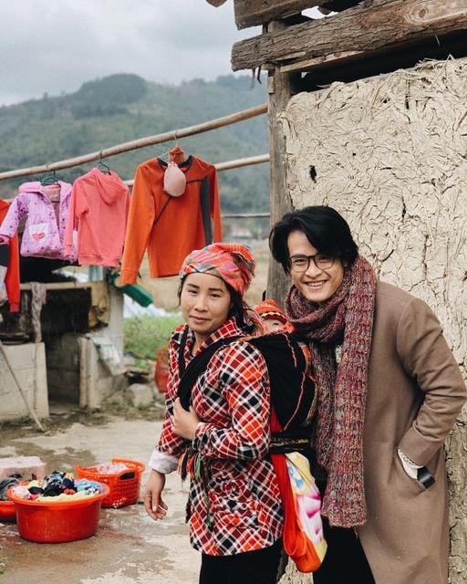 Hà Anh Tuấn có chuyến du lịch lên vùng cao, anh hài ước kể chuyện: “Anh miền dưới lang thang lên miền cao, xin chụp hình với hai mẹ con Tày xinh rực rỡ. Em bảo chụp xong thì anh vào giặt quần áo phụ mẹ con em cho vui. Thế là anh lại ngược vội xuống miền dưới”.