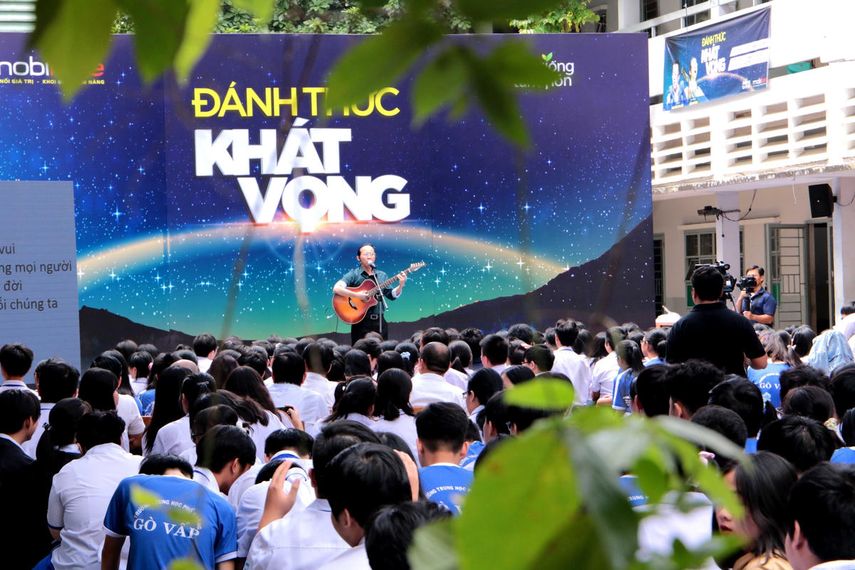 Ca - nhạc sĩ khiếm thị Hà Chương biểu diễn các ca khúc do anh tự sáng tác.