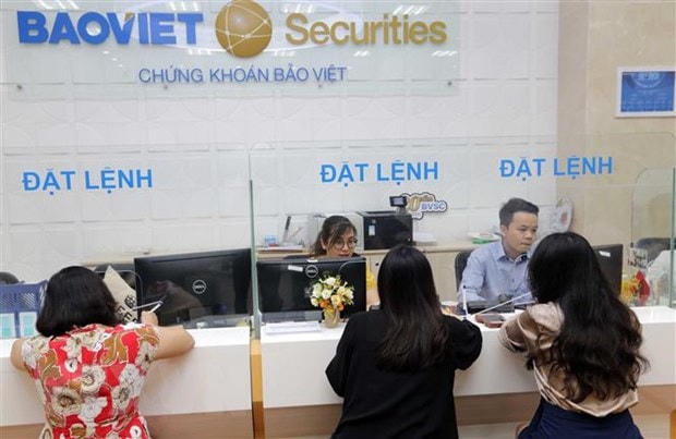 Khách hàng giao dịch tại Hội sở BVSC. (Ảnh: Trần Việt/TTXVN).