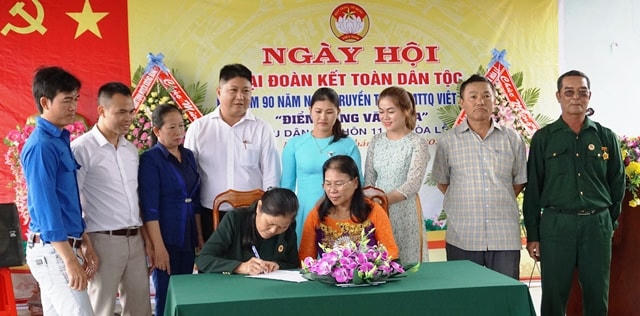 Ban công tác Mặt trận thôn 11, xã Hòa Lễ ký cam kết thi đua, giữ vững danh hiệu thôn văn hóa và đạt các tiêu chí xây dựng nông thôn mới. 