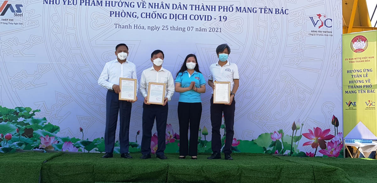 Ông Đỗ Trọng Hưng và bà Phạm Thị Thanh Thủy tặng quà, trao thư cảm ơn cho các đơn vị đã có thành tích xuất sắc trong Cuộc phát động “Tuần lễ hướng về Thành phố mang tên Bác” tại Thanh Hóa.