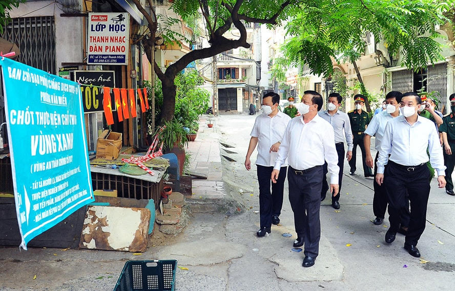 Bí thư Thành ủy Đinh Tiến Dũng và Chủ tịch UBND thành phố Chu Ngọc Anh kiểm tra công tác phòng, chống dịch Covid-19.