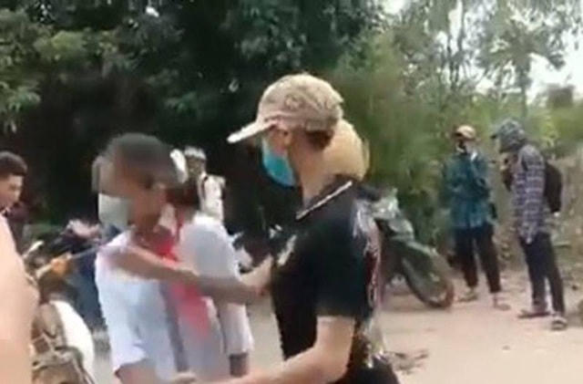 Nữ sinh lớp 7 bị đánh trên đường đi học về.