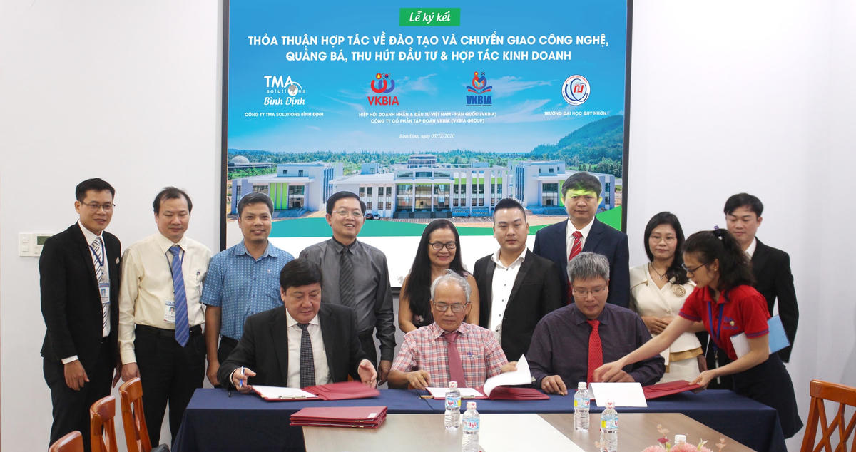 Quang cảnh lễ ký kết hợp tác giữa các bên trong khuôn khổ lễ ra mắt Trung tâm
