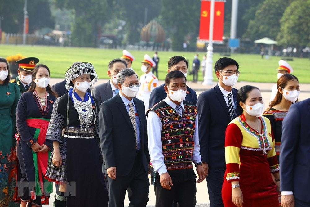 Các đại biểu Quốc hội vào Lăng viếng Chủ tịch Hồ Chí Minh. (Ảnh: Nguyễn Điệp/TTXVN).