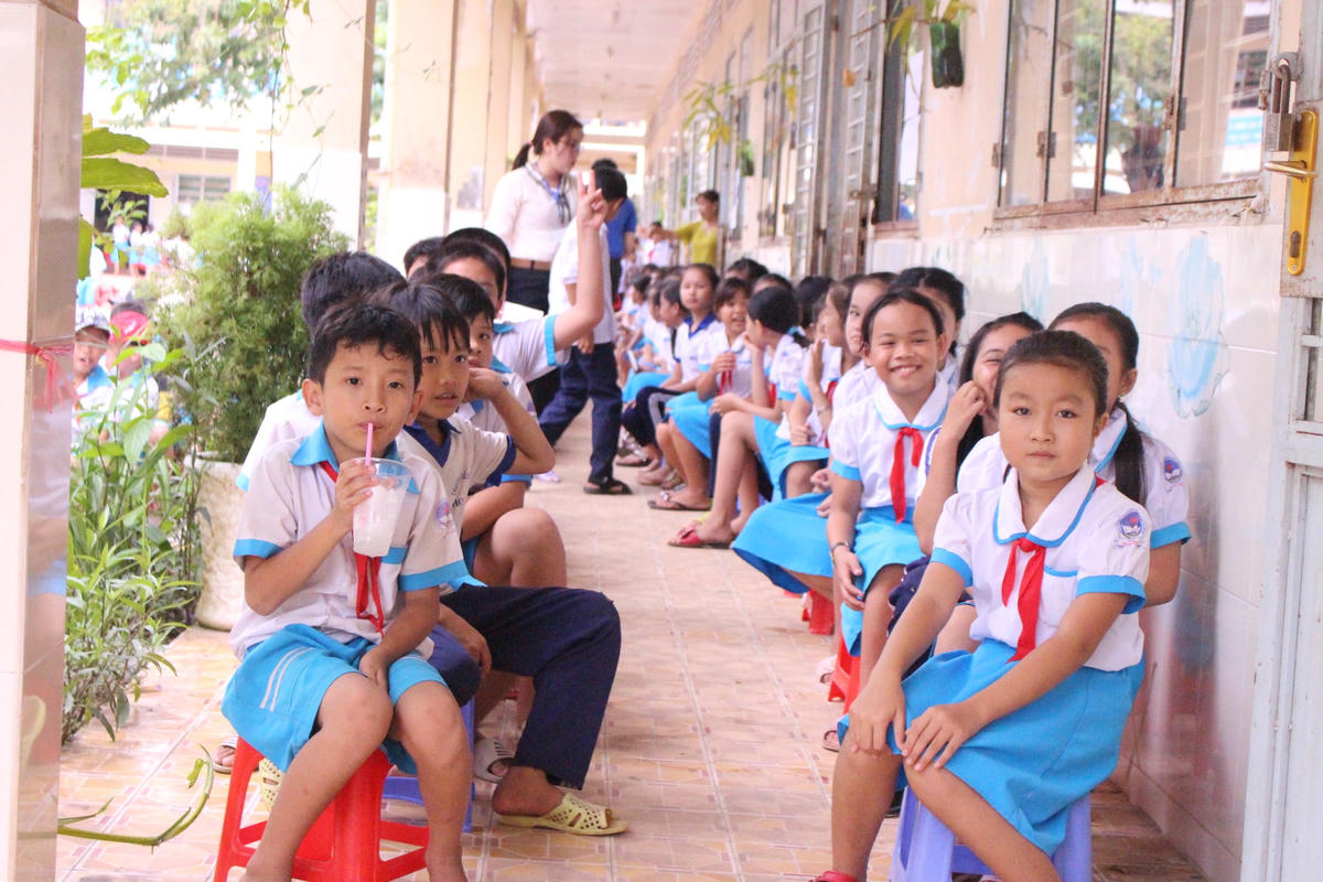 Những ánh mắt háo thức của trẻ nhỏ chờ nhận quà