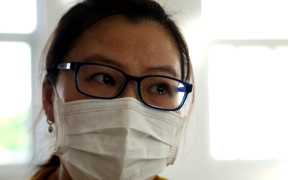 Bác sĩ Nguyễn Thanh Tân, Khoa nội thần kinh Bệnh viện Đa khoa TP Cần Thơ rơm rớm nước mắt xúc động kể lại việc đem gửi 2 đứa con cho ông bà ngoại để 2 vợ chồng cùng nhau tham gia vào bệnh viện, rất lo nhưng phải hi sinh cá nhân của mình để phục vụ cộng đồng. Vợ chồng bác sĩ tham gia vào bệnh viện dã chiến số 1 với quyết tâm dập dịch, chiến thắng mới trở về.   