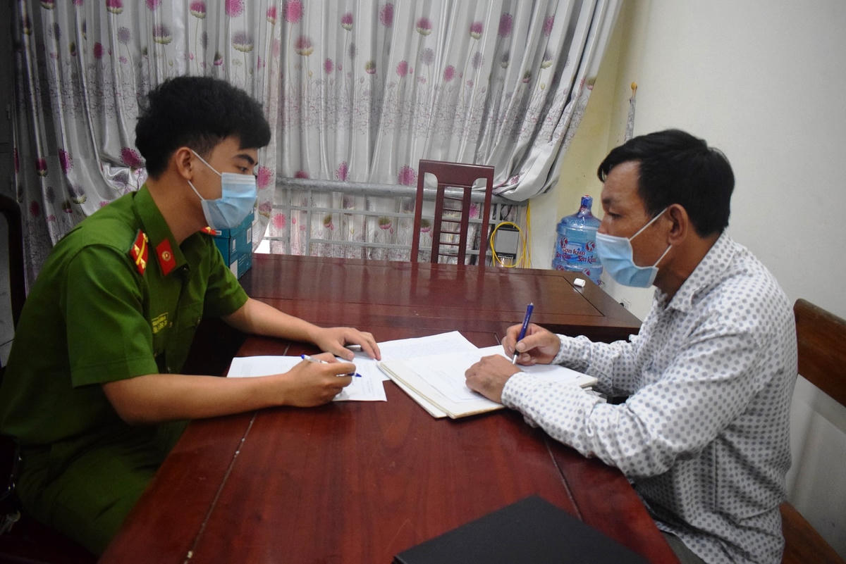 Công an làm việc với đối tượng Trần Đình Phúc.