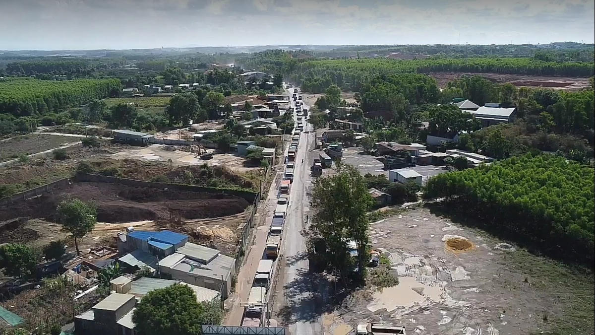 Xe ben chở đất đá kéo dài cả cây số trên đường chuyên dùng chuẩn bị ra Quốc lộ 51.
