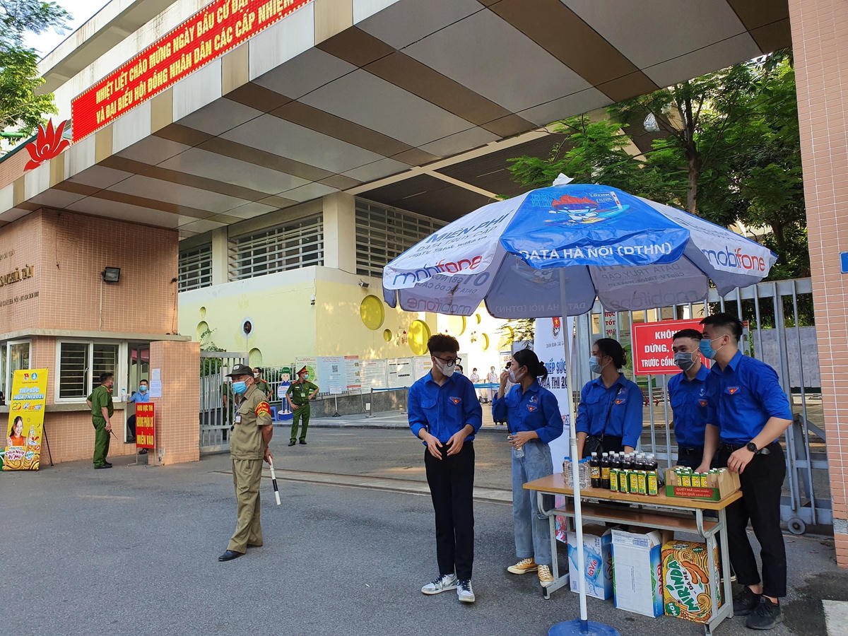 Lực lượng chức năng và thanh niên tình nguyện cũng có mặt từ sớm làm nhiệm vụ hướng dẫn thí sinh...