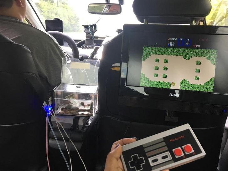 Xe taxi có một máy trò chơi điện tử được tích hợp ở ghế sau.