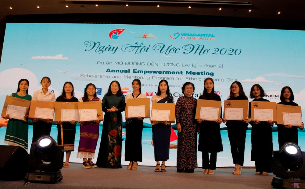 Các nữ sinh nhận học bổng và máy tính xách tay cho năm học 2020 - 2021 tại Chương trình.