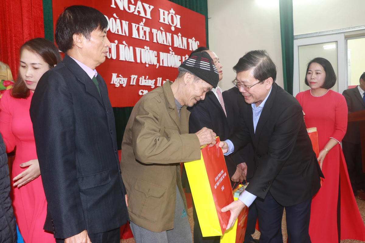 Phó Chủ tịch Ủy ban MTTQ Việt Nam Nguyễn Hữu Dũng tặng quà nhân dân khu dân cư Hòa Vượng.