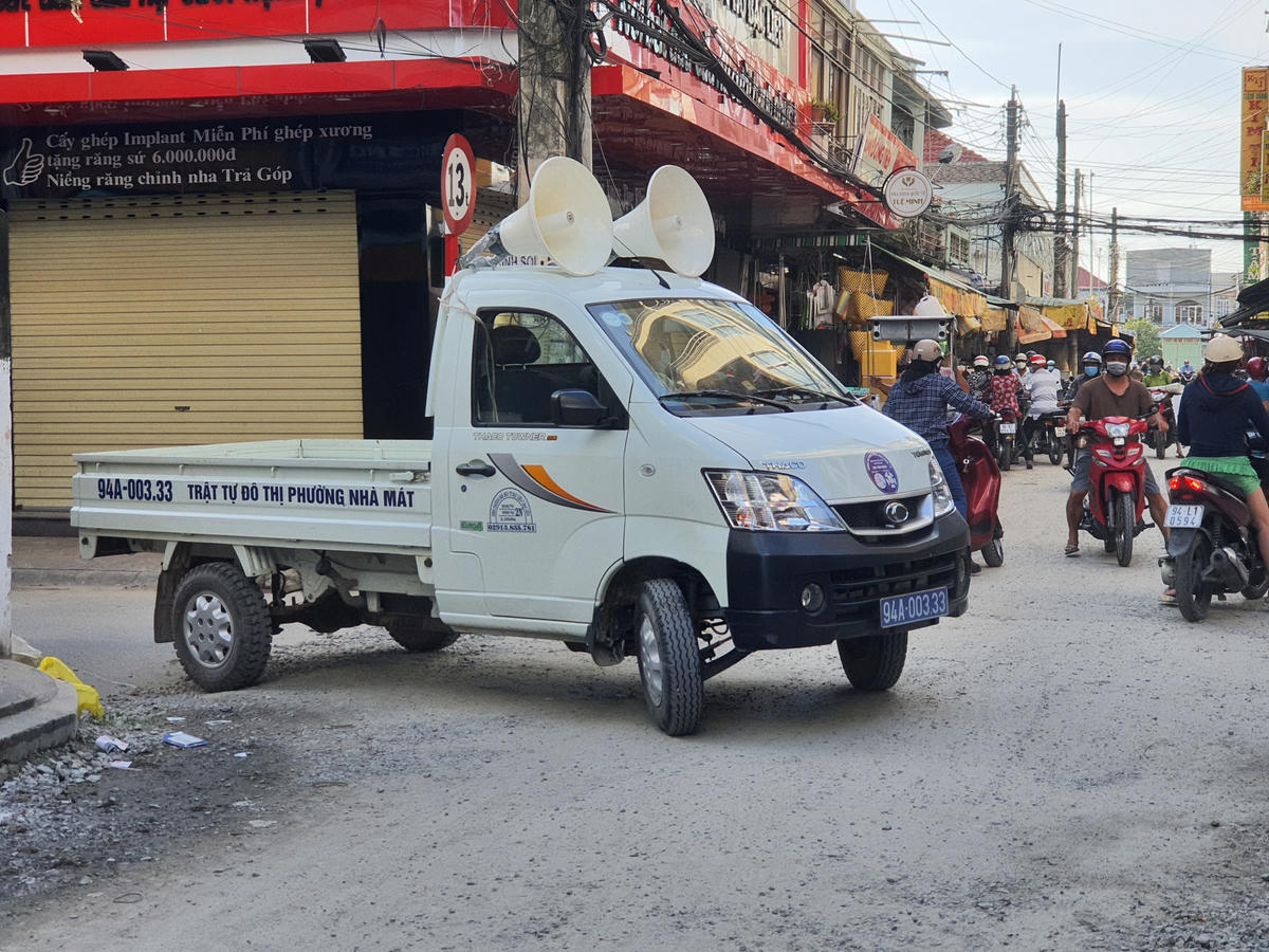 Xe tuyên truyền lưu động của Ban chỉ đạo phòng chống dịch Covid-19 thành phố Bạc Liêu trên các tuyến phố nhắc nhở người dân hạn chế ra đường khi không thật sự cần thiết, tuân thủ nghiêm 5K.