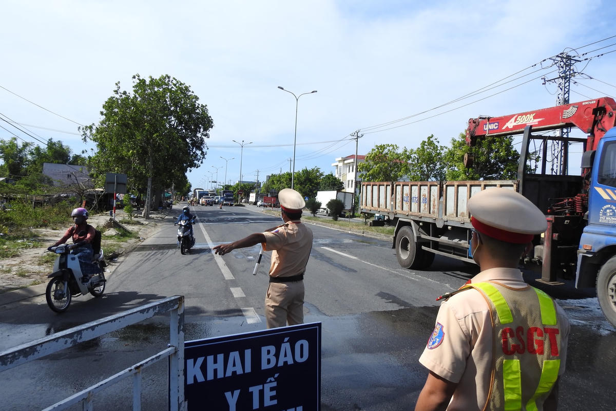 Xe máy được CSGT hướng dẫn vào khu vực khai bảo y tế. Ảnh Thanh Tùng.