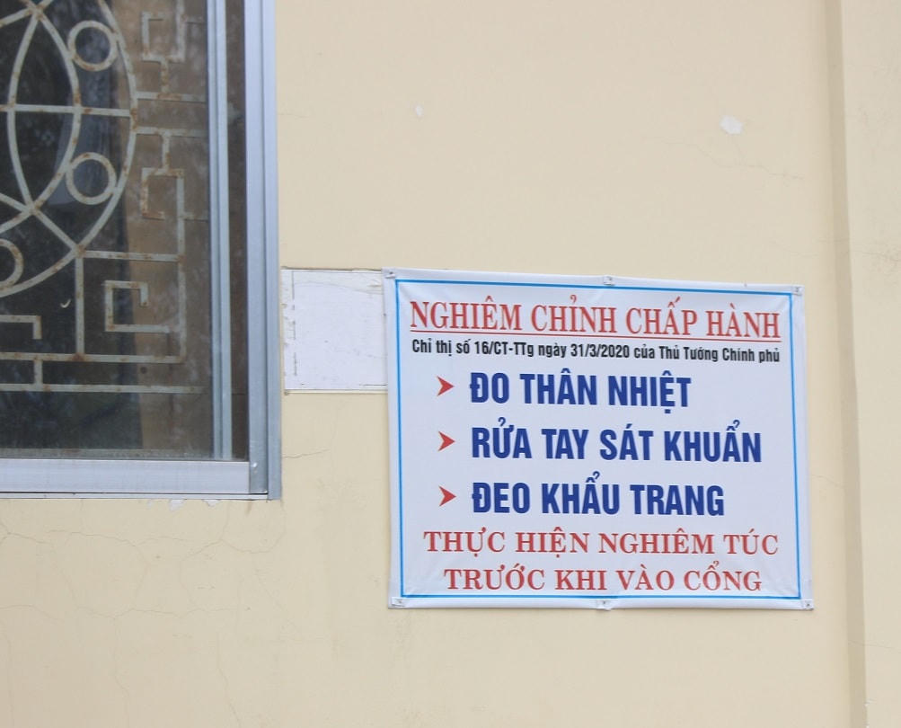 Các quy định về phòng, chống dịch Covid-19 dán trước cổng.