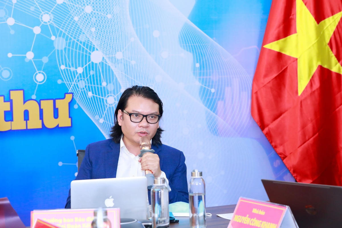 Nhà báo Trần Anh Tú, Trưởng ban Báo Điện tử Đại Đoàn Kết vừa trở lại từ cuộc phỏng vấn với anh Nguyễn Trọng Hùng, tiếp tục giao lưu với các khách mời. Ảnh: Quang Vinh.