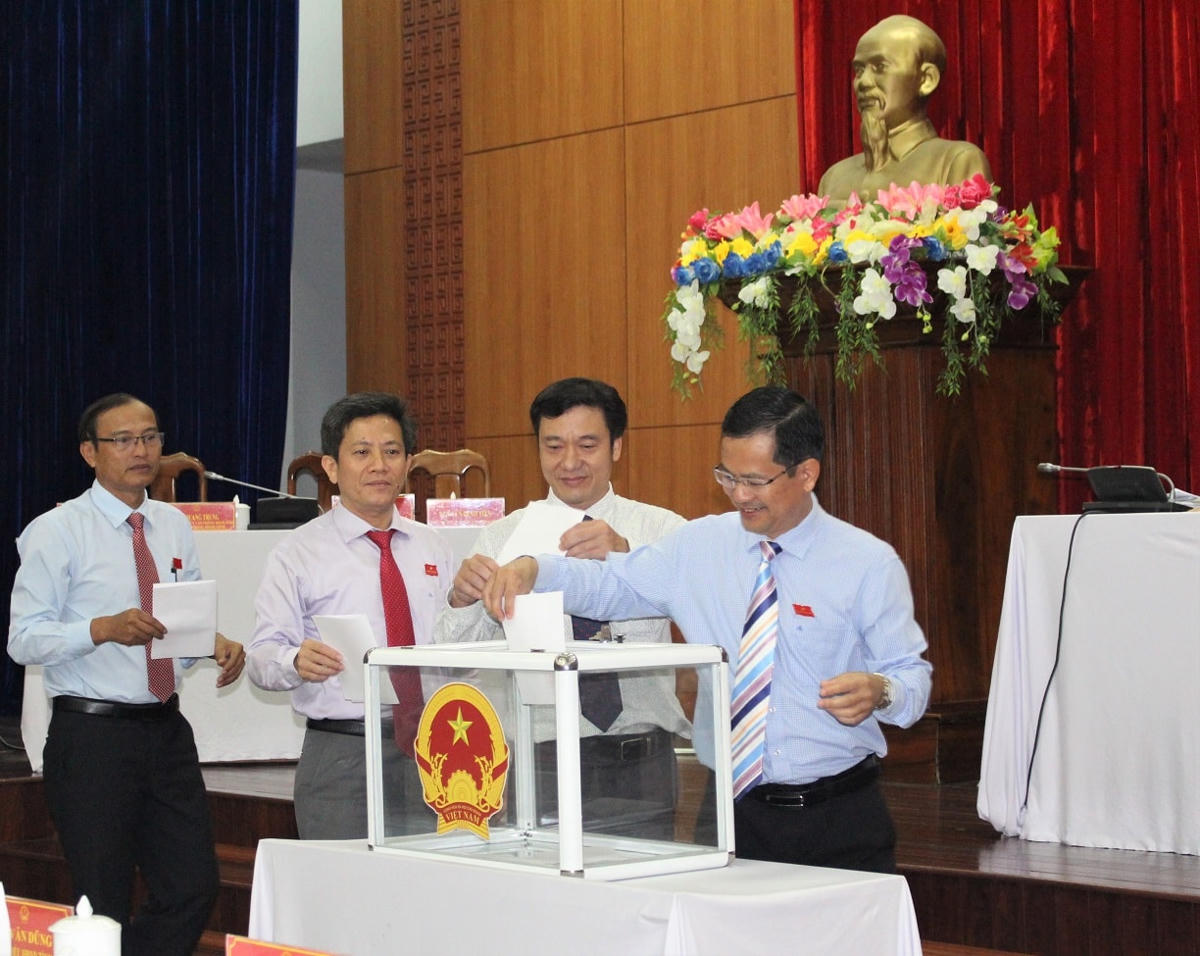 Các đại biểu bỏ phiếu bầu Phó Chủ tịch UBND tỉnh Quảng Nam, nhiệm kỳ 2016-2021.