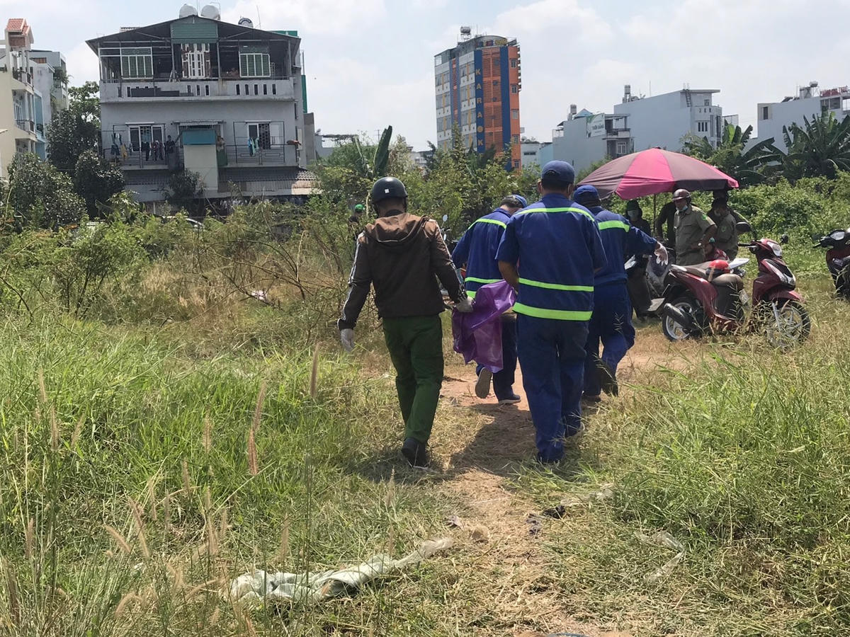 Lực lương chức năng đưa thi thể đi khám nghiệm tử thi - Ảnh: TL