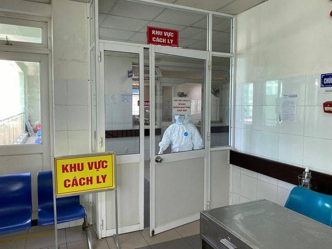 Bên ngoài khu cách ly điều trị bệnh nhân mắc Covid-19 tại Bệnh viện Đà Nẵng. Ảnh: Dân trí.